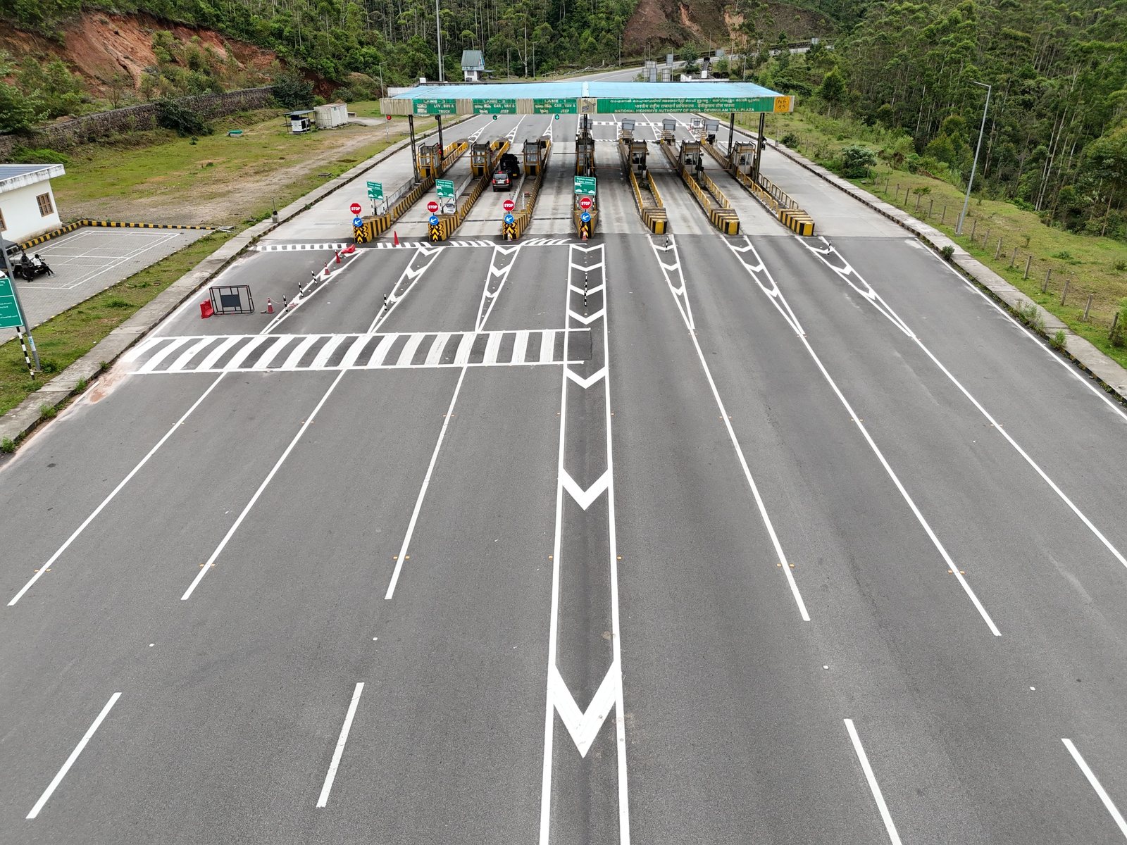Luftaufnahme einer Mautstation auf einer Autobahn